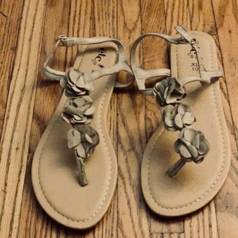Sandals with floral detail​